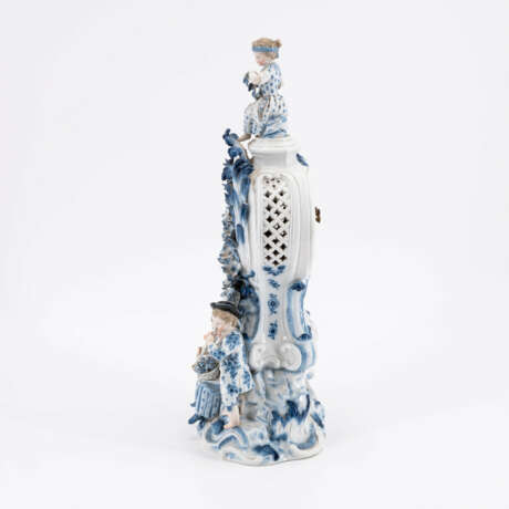 Meissen. PORCELAIN PENDULUM WITH BLUE AND WHITE DECORATIVE FIGURINES - фото 2