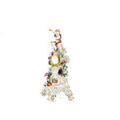 Meissen. SMALL PORCELAIN TABLE CLOCK WITH PUTTO PLAYING THE BELLS