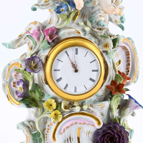 Meissen. SMALL PORCELAIN TABLE CLOCK WITH PUTTO PLAYING THE BELLS - фото 6