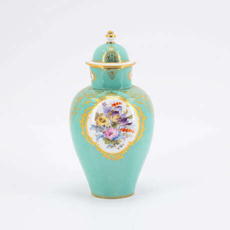 Meissen. SMALL PORCELAIN BALUSTER VASE WITH TURQUOISE FOND AND SCENE FROM WATTEAU - photo 3