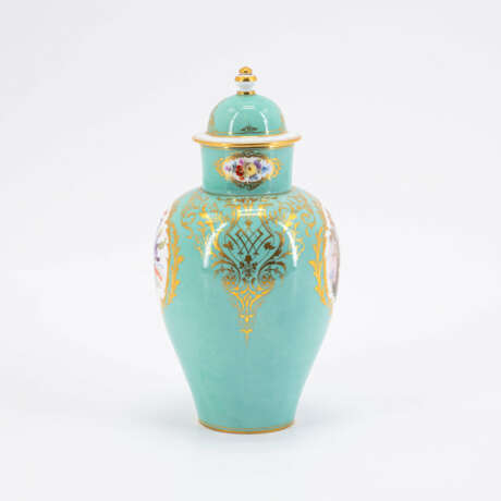 Meissen. SMALL PORCELAIN BALUSTER VASE WITH TURQUOISE FOND AND SCENE FROM WATTEAU - photo 4