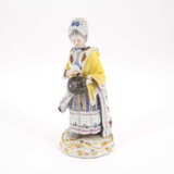 Meissen. PORCELAIN FIGURINE OF A LADY WITH A MUFF - photo 1