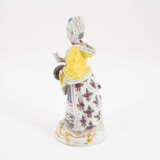 Meissen. PORCELAIN FIGURINE OF A LADY WITH A MUFF - photo 2