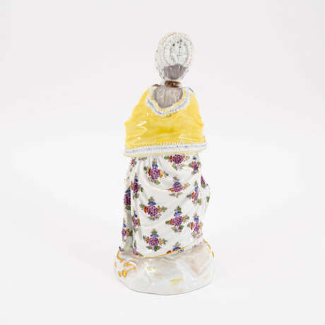 Meissen. PORCELAIN FIGURINE OF A LADY WITH A MUFF - photo 3