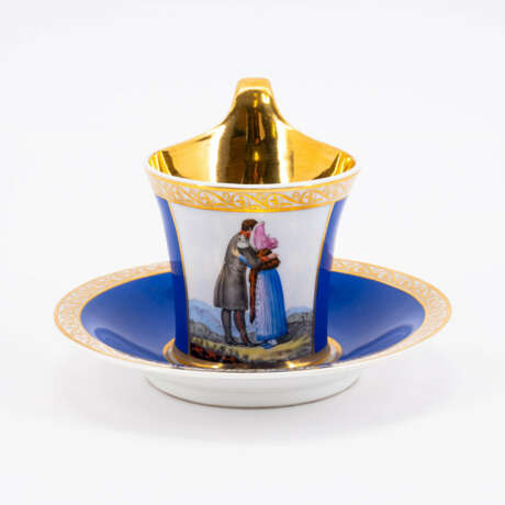 KPM. Tasse und Untertasse mit sich umarmendem Paar und SinnspruchKPM. PORCELAIN CUP AND SAUCER WITH AN EMBRACING COUPLE AND APHORISM - Foto 1