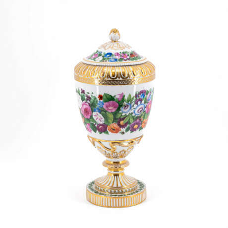 KPM. Große Deckelvase mit umlaufendem BlumendekorKPM. LARGE PORCELAIN LID VASE WITH CONTINUOUS FLORAL DECOR - photo 1