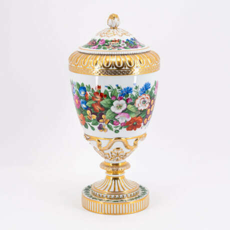 KPM. Große Deckelvase mit umlaufendem BlumendekorKPM. LARGE PORCELAIN LID VASE WITH CONTINUOUS FLORAL DECOR - photo 2