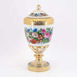 KPM. Große Deckelvase mit umlaufendem BlumendekorKPM. LARGE PORCELAIN LID VASE WITH CONTINUOUS FLORAL DECOR - photo 4