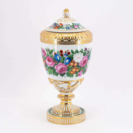 KPM. Große Deckelvase mit umlaufendem BlumendekorKPM. LARGE PORCELAIN LID VASE WITH CONTINUOUS FLORAL DECOR - Foto 5