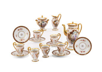 Russland. Kaffeeservice mit ChinoiserienRussia. PORCELAIN COFFEE SERVICE WITH CHINOISERIES