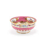 Sèvres. Schale mit rosafarbenem Fond, Blumengirlande und Vogelkartuschen<br>Sèvres. PORCELAIN BOWL WITH PINK FOND, FLOWER GARLAND AND BIRD CARTOUCHES - Foto 1