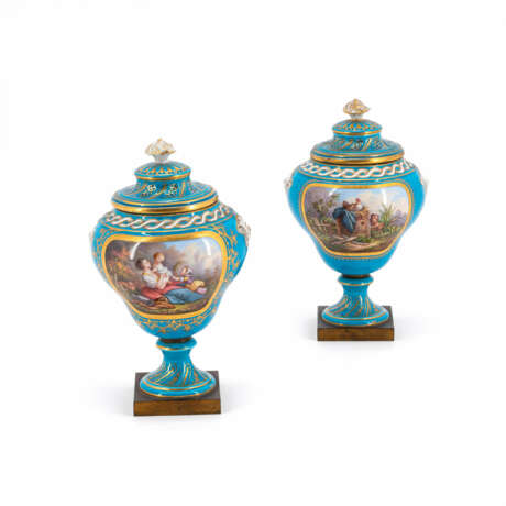 Sèvres. Paar kleine Aufsatzvasen mit GenredarstellungenSèvres. PORCELAIN PAIR OF SMALL FOOTED VASES WITH GENRE DEPICTIONS - photo 1