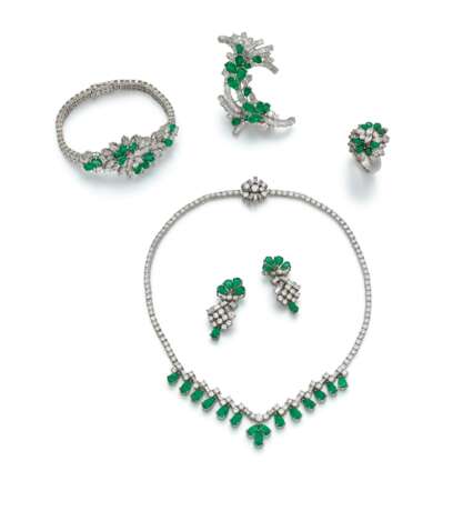 . EMERALD-DIAMOND-SET: NECKALCE, RING, EAR JEWELLERY, BROOCH AND BRACELET - фото 1