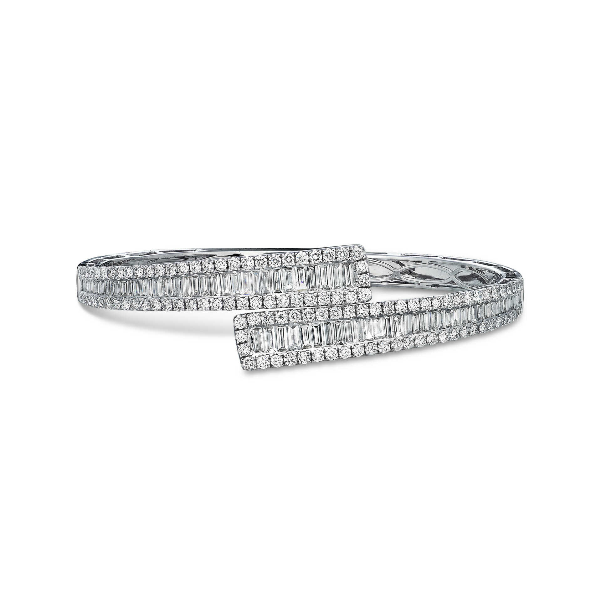 NO RESERVE – DIAMOND BANGLE