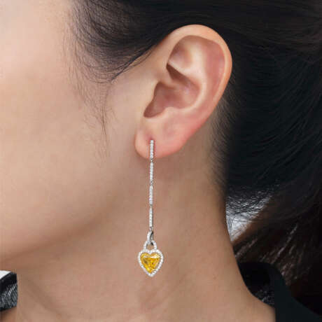 COLOURED DIAMOND AND DIAMOND EARRINGS - фото 2