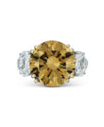 Farbiger Diamant. COLOURED DIAMOND AND DIAMOND RING