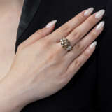 COLOURED DIAMOND AND DIAMOND RING - photo 4