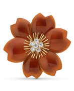 Broches et épingles. NO RESERVE – VAN CLEEF & ARPELS CARNELIAN AND DIAMOND 'ROSE DE NOËL' BROOCH