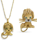 Or. NO RESERVE – VAN CLEEF & ARPELS SET OF EMERALD, DIAMOND AND ENAMEL 'LION ÉBOURIFFÉ' BROOCH AND PENDENT NECKLACE