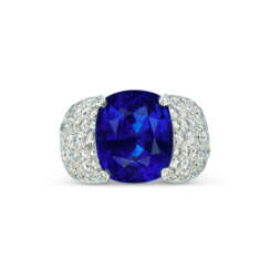 SAPPHIRE AND DIAMOND RING