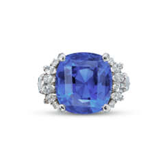 SAPPHIRE AND DIAMOND RING