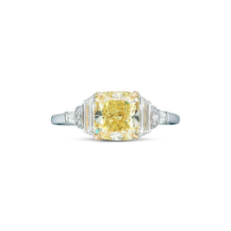 NO RESERVE - COLOURED DIAMOND AND DIAMOND RING - фото 1