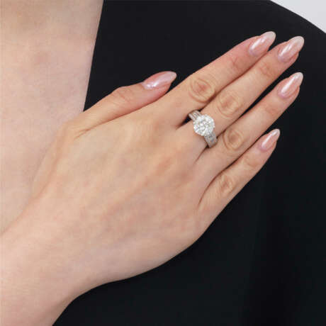 GROUP OF DIAMOND JEWELLERY - Foto 19