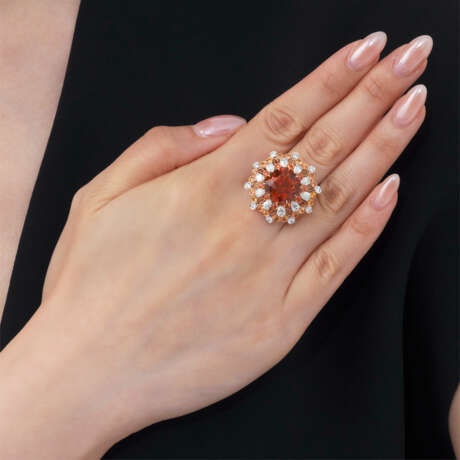 GARNET AND DIAMOND RING - Foto 4