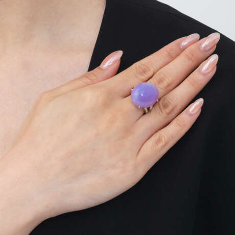 SET OF LAVENDER JADEITE AND DIAMOND EARRINGS AND RING - Foto 7