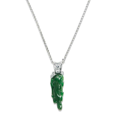 GROUP OF JADEITE AND DIAMOND JEWELLERY - Foto 5