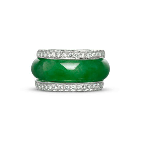 GROUP OF JADEITE AND DIAMOND JEWELLERY - Foto 6