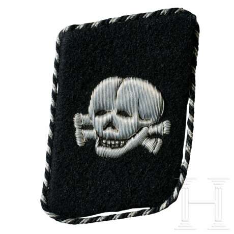 A Right Collar Tab Deathshead for SS TV Enlisted Men/NCO - Foto 1