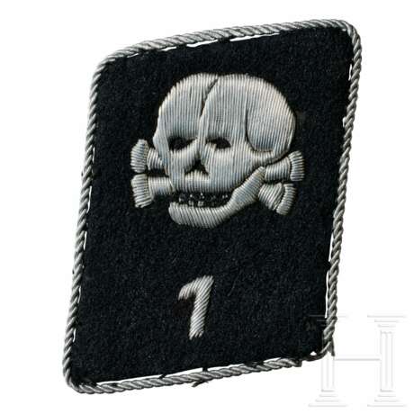 A Right Collar Tab Deathshead for SS TV Officers of Sturm 1 - Foto 1