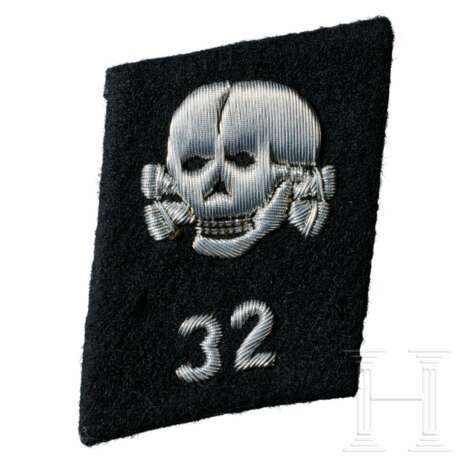 A Right Collar Tab Deathshead for SS TV Officers of Sturm 32 - Foto 1