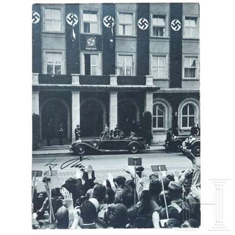 Adolf Hitler - eigenhändig signiertes Foto beim Verlassen seines offenen Mercedes vor dem Deutschen Hof in Nürnberg, 1935 - фото 1