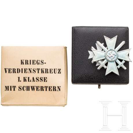 Kriegsverdienstkreuz 1. Klasse mit Schwertern in Etui und Überkarton, Deschler & Sohn, München - photo 1