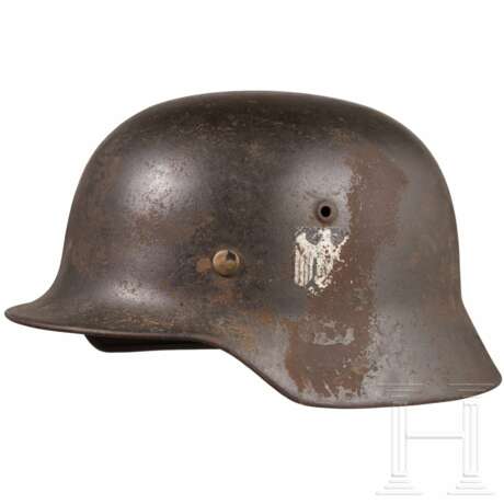 Stahlhelm M 35 des Heeres mit einem Abzeichen - Foto 1