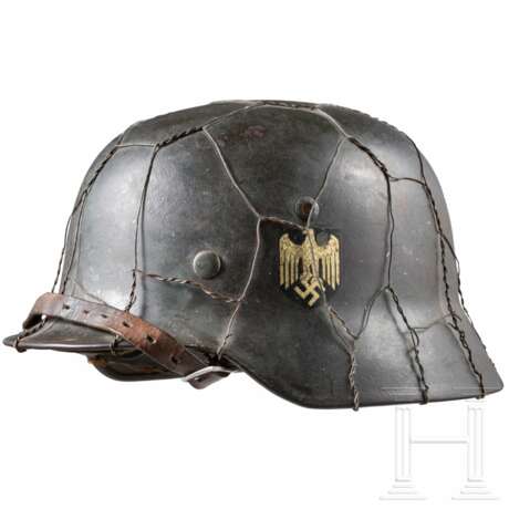 Stahlhelm M 35 des Heeres mit einem Abzeichen - photo 1