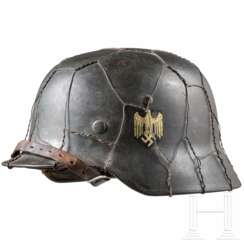 Stahlhelm M 35 des Heeres mit einem Abzeichen