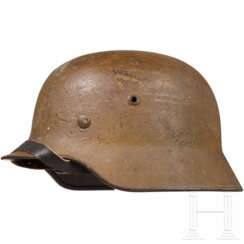 Stahlhelm M 35 des Heeres mit sandfarbenem Rauanstrich