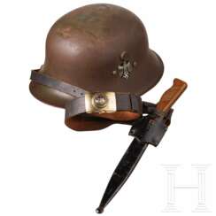 Kinderstahlhelm, Heeresmodell M18/35 mit beiden Abzeichen