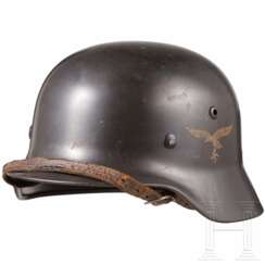 Stahlhelm M 35 der Luftwaffe mit beiden Abzeichen