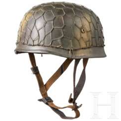 Stahlhelm M 38 für Fallschirmschützen mit Tarnbemalung und Drahtnetz