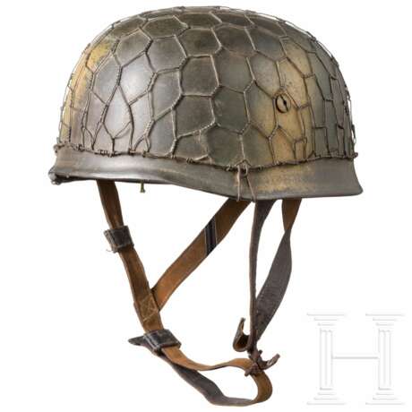 Stahlhelm M 38 für Fallschirmschützen mit Tarnbemalung und Drahtnetz - Foto 1