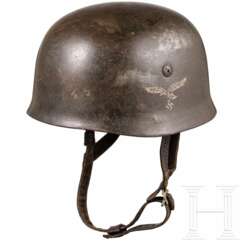 Stahlhelm M 38 für Fallschirmschützen mit einem Abzeichen