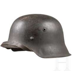 Stahlhelm M 42 der Waffen-SS mit einem Abzeichen