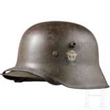 Stahlhelm M 18 der Polizei mit beiden Abzeichen - photo 1