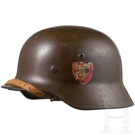 Stahlhelm M 35 der SA-Standarte "Feldherrnhalle" mit beiden Abzeichen - Foto 1