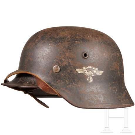 Stahlhelm M 35 des NSKK mit einem Abzeichen - фото 1