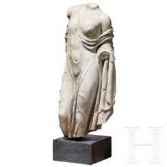 Klassizistische Marmorstatue nach dem Vorbild der hochklassischen Aphrodite des Typus "Fréjus", um 1800 - frühes 19. Jhdt.